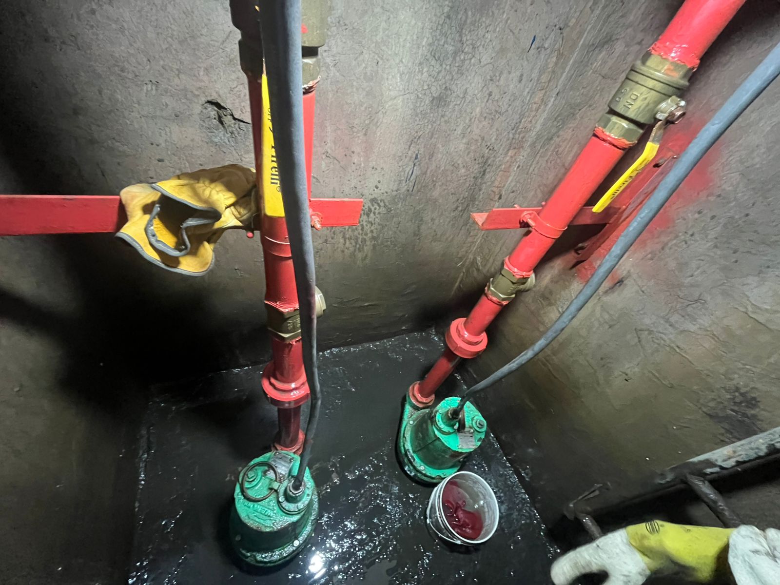 Gasfitero profesional trabajando en una tubería