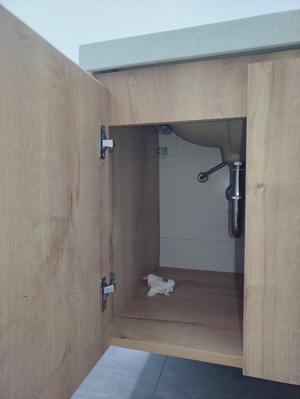 Gasfitero reparando una fuga de agua